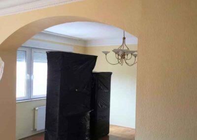 Felújított nappali boltíves átjáróval és frissen festett falakkal
